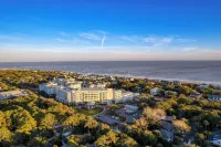 Conch Cottage by AvantStay Walk to Beach Deck Fireplace Outdoor Dining Hotels near Isle of Palms Beach