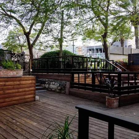 חופש יהונתן -צימרים בכנרת בטיילת טבריה Hofesh Yehonatan Cabin Promnade Tibrias