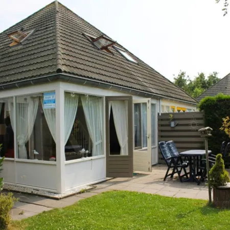 Bright Holiday Home Near Beach
