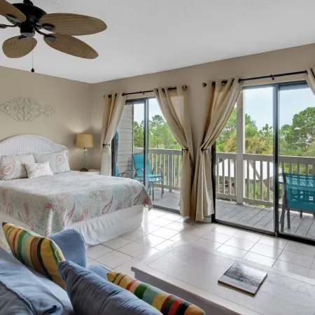 2 Minutes to the Beach & Dog Friendly - Sleeps 4