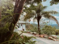 Bathtub with a View at Cockatoo Cabin Hotel a Mudgeeraba