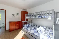 Ultramodern Townhome with an Inviting Coastal Design and Lush Outdoor Oasis with a Private Pool Hotels in Potrero