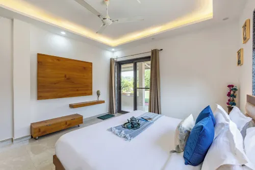 Elivaas Signature 5 BHK with Pvt Pool & Garden - Zenora - Villas