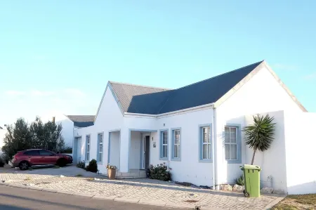 The Pelican - Stunning 3-bedroom Holiday Home in Langebaan