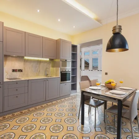 Square and Sea Views - 1 BR With Ensuite