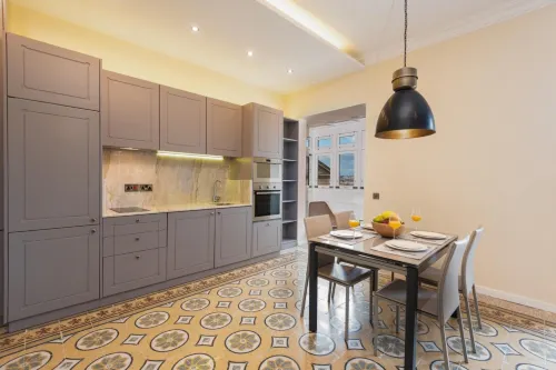 Square and Sea Views - 1 BR With Ensuite - 4-Sterne