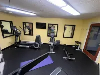 Howard Johnson by Wyndham Mystic - Gym
