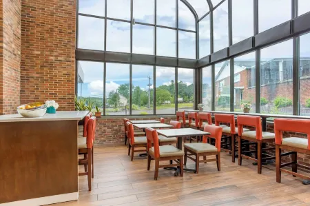 Best Western Danbury/Bethel Отели рядом с достопримечательностью «Мемориальный парк Беннетт»