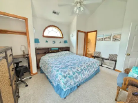 Updated & Roomy 4Br Coastal Home. Sleeps 10. 6 Beds. Great Area. 3 Nite Minimum!