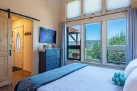 Stargazer Cottage, Hot Tub, Pool, King Bed, Views, and NO checkout chores!