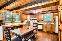Cozy Cabin Retreat - Spacious Living, WiFi, Rustic Charm
