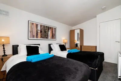 3 Bed House with Driveway Hotels in 