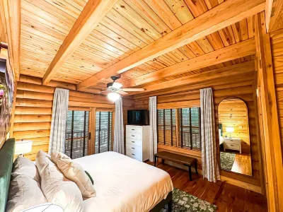 Spacious Cabin for 14 on Fightingtown Creek – Private Trout Fishing Retreat Hotels in der Nähe von Delphi University