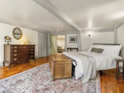 Historic 1686 Home Near Downtown l 5BR Retreat ビバリーのホテル