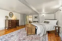 Historic 1686 Home Near Downtown l 5BR Retreat Hotel dekat Endicott Hall