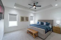 Chic & Stylish/King bd/Fireplace Hotels near Hansen Bridge