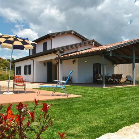 Red Roses Appartamento Al Piano Terra in Villa