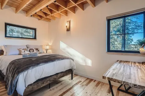 Upscale Treehouse Escape - Hot Tub & Mountain Air