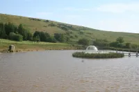 The Rose - 37ft Lakeside Yacht with Hot Tub Hotels in Mawr