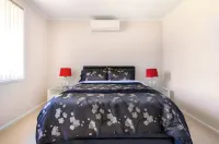 Cheerful 3 Bedroom House with Free Parking Hotels in Saint Marys