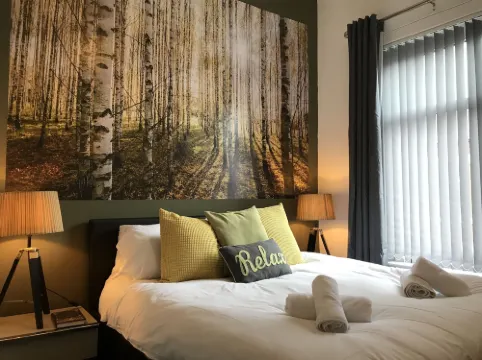 Bright Spacious 3-Bed with Office & Patio, Preston