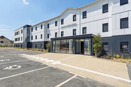 Hôtel Akena Pierrelaye Отели в г. Монтиньи-ле-Кормей