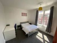 Cosy 2-Bed House - Sleeps 4 Garden & Pet-Friendly