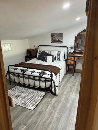 Beautiful remodeled 3-bedroom bunkhouse. Family/Pet friendly. Lots of amenities.