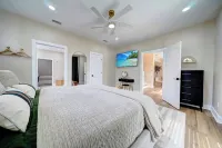 The Sage House: Luxury on the Canal w/ Pool, Jacuzzi, Private Dock, Sleeps 12 Hotels near Parker United Methodist Church