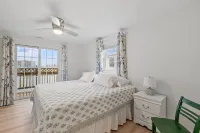 Attractive, updated 2-bedroom home, 5 min walk to beach, pets ok, onsite parking