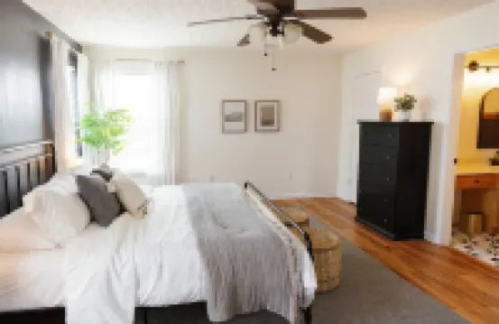 "The Dawning House" - Peaceful Modern Stay w/ Yard