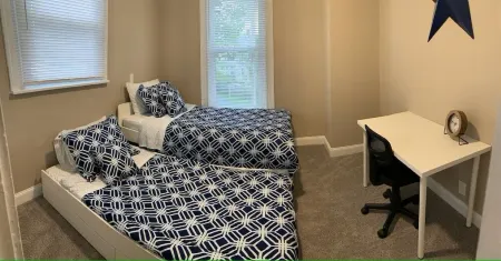 Clean & Spacious 4 Bedroom House in Hamilton, Sleeps 7 up and Can Sleep 2-4 down Отели в г. Гамильтон