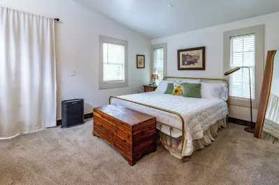 Charming 3-bedroom farmhouse private 15 minutes to downtown Chattanooga Hotels near James A. Smith Planetarium