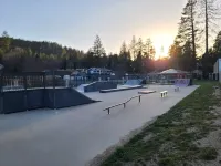 Romantic, Pet-Friendly Cabin. 5-min walk to Lake. 2 BBQ + 2 Decks + Fire Pit/EV