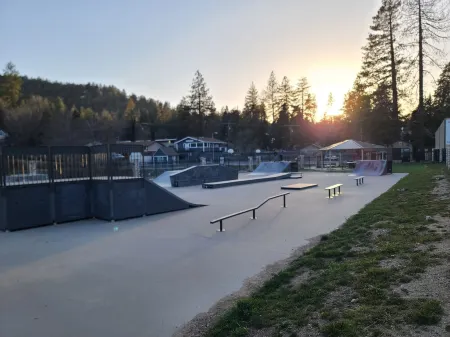 Romantic, Pet-Friendly Cabin. 5-min walk to Lake. 2 BBQ + 2 Decks + Fire Pit/EV