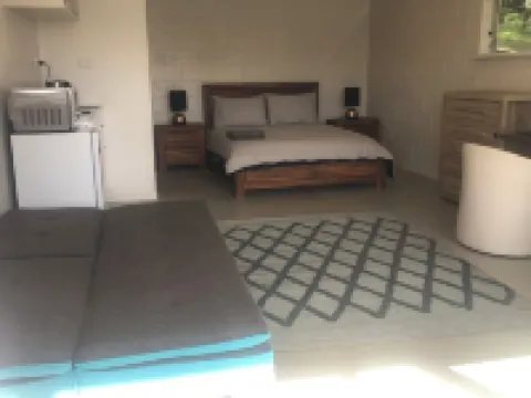 Sneezle Beezle Studio Apartment Hotels in Ōmāpere