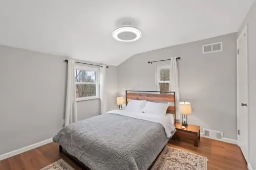 Modern 3 Bedroom Townhome Close to Downtown