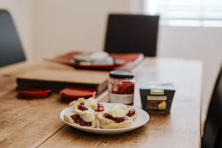 Kenegie Manor Court - Apartment with Heated Pool in Grade II listed Manor House Отели рядом с достопримечательностью «Penlee House Gallery & Museum»