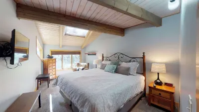 Spacious Cabin Vibe w/ lots of Wood - Easy walk/ride to Village, Lodge and River