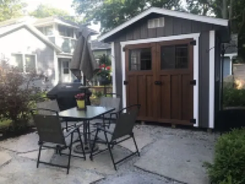 Charming, newly updated 2 Bedroom Cottage, Pet Friendly