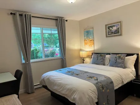 Coquitlam Center, Two-bedroom Suite, Newly Renovated, Steps to SkyTrain Отели в г. Порт Кокитлам