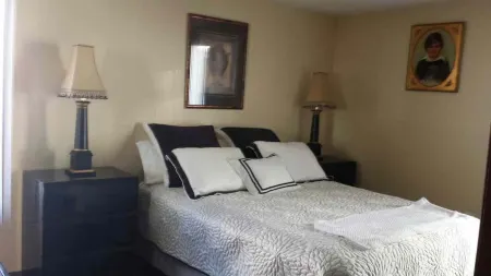 Close To Beach And Bay.  Beautiful Sunsets! Отели рядом с достопримечательностью «Бичфронт»