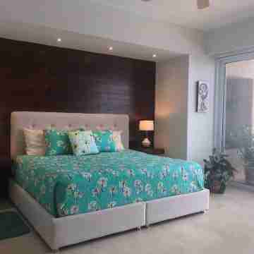 STUNNING 3 BR & 3BA SOUTH SHORE BEACHFRONT RESIDENCE! Rooms