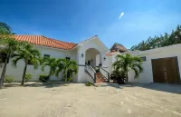 Seaside Palace in Paradise 4 Bedroom/3 Bath Luxury Home. Hotel a 