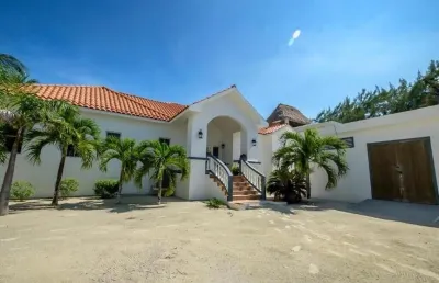 Seaside Palace in Paradise 4 Bedroom/3 Bath Luxury Home. Отели в г. 