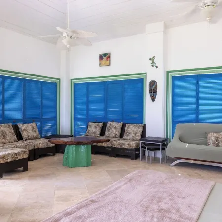 Rum& Little Barron Villa: Your North Side Haven-Beach, Ocean, Garden Views!