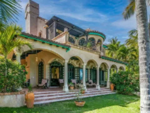 Luxurious 4 BR Beachfront Villa in Lower Peter Bay Hotels in Central