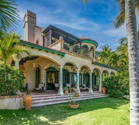 Luxurious 4 BR Beachfront Villa in Lower Peter Bay