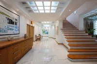 Casa La Playa, a 6 Bedroom FULLY STAFFED, MODERN BEACHFRONT VILLA,  Walk to Town