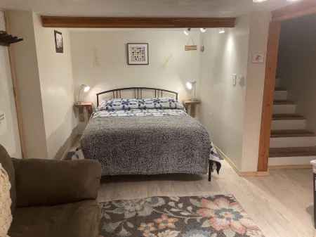 Sportsman's delight located on an urban flower farm complete with chickens! Отели в г. Супериор